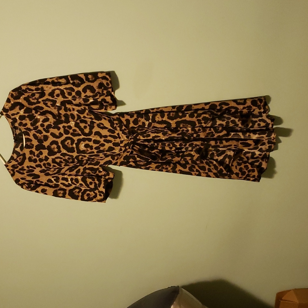 New. Gorgeous top.Wear belted or not! High in front low in back. Flowey& roomy